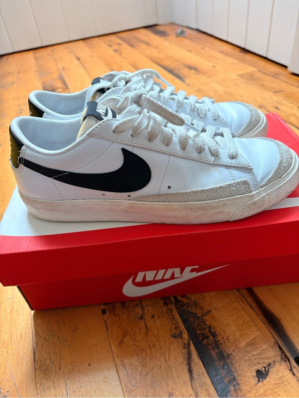Nike Women's White/Black Low-Top court Sneakers